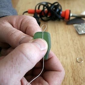 How to wire-wrap beach sea glass! Sea Glass Diy, Beach Glass Crafts, Sea Crafts, Beach Glass Art, Wire Jewelry Tutorial, Jewerly Making, Beachglass Jewelry, Sea Glass Crafts, Beach Crafts