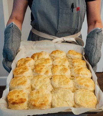 You'll want these biscuits on your breakfast table! They're so fluffy, buttery, and incredibly tender. You won't be able to just eat one! #biscuits #breakfast #breakfastrecipes Buscuit Recipe, Biscuits Breakfast, Easy Homemade Biscuits, Homemade Biscuits Recipe, Easy Biscuit Recipe, Fast Food Places, Biscuit Bread, Biscuit Rolls, Buttery Biscuits