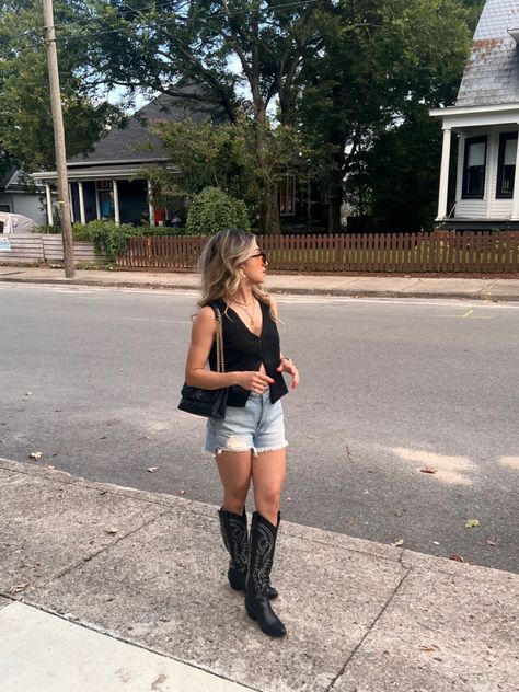 Black Denim Country Outfit, Denim Shorts And Cowboy Boots Outfit, Cowgirl Outfits Shorts, Cowgirl Boots With Shorts, Country Concert Outfit Black Boots, Outfits With Black Cowgirl Boots, Black Cowgirl Boots Outfit, Shein Outfits Fall, Fall Outfits Office