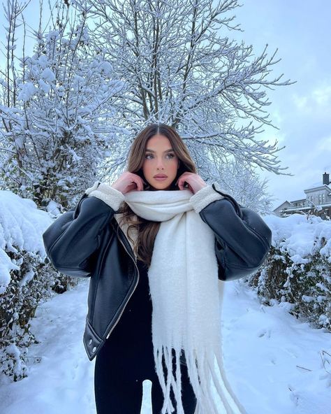 Queenstown Outfit, Poses For Pictures Instagram Winter, White Scarf Outfit, 100 Winter Outfits, Snow Outfits For Women, Winter Vacation Outfits, Scarf Outfit Winter, Winter Outfits Snow, Winter Mode Outfits