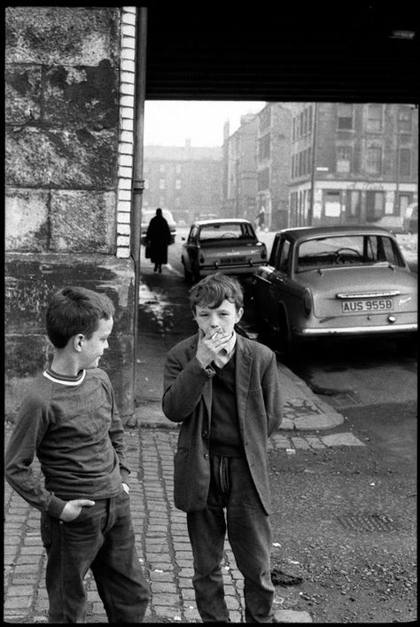 Gorbals Glasgow, Social Photography, Urban People, Guy Fits, Breathtaking Photography, Bnw Photography, Children Images, Vintage Life, Black And White Pictures