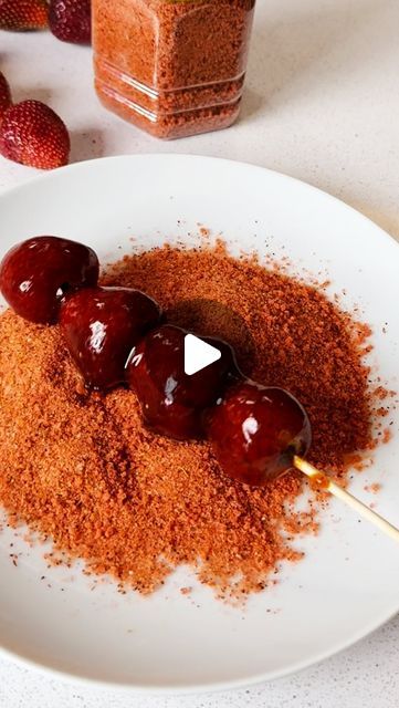 🌈Denisse Castillo | Recetas on Instagram: "Tanghulu Con Chilito 🔥 @zumba.pica tienes que probarlo 😍 Ingredientes: Banderillas de tu fruta fav, puede ser fresa, uvas, mandarinas, etc  3 tazas de azúcar blanca  1 taza de agua  1/4 taza de Forritos pulpa de @zumba.pica  1 taza de agua fría con hielos para endurecer el caramelo  Forritos chilito para empanizar el Tanghulu . . #Tanghulu #dulcesmexicanos🇲🇽 #dulcesmexicanos #mexicancandy #chamoy #chilito #snack #snacks #botanas #botana #strawberries🍓 #recetascaseras #recetadeldia" Chamoy Grapes, Mexican Fruit Cups Chamoy, Chamoy Strawberries, Chamoy Snacks, Chamoy Fruit, Chamoy Apples, Mexican Fruit Cups, Mexican Candy, Strawberry Candy