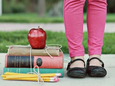 Preschool Photoshoot, School Poses, School Photoshoot, Kindergarten Photos, First Day Of School Pictures, Toddler Poses, Back To School Pictures, Deep Carpet Cleaning, Photography School