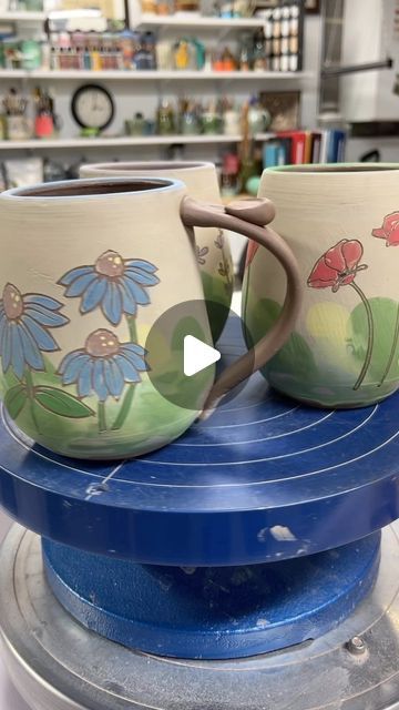 Cricut Stencils, Surface Decoration, Plate Design, Glazes For Pottery, Pottery Painting, Clay Pottery, Flower Tutorial, Plates And Bowls, Ceramic Mugs