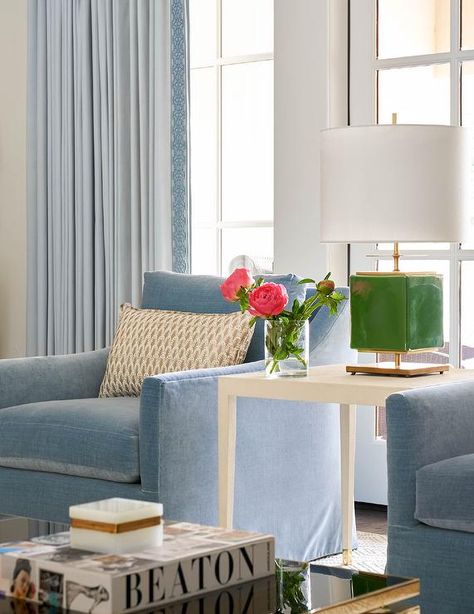 Estilo Charleston, Jenkins Interiors, Blue Velvet Accent Chair, Blue Velvet Chairs, Blue Accent Chairs, Velvet Chairs, Green Lamp, Living Room Decor Inspiration, Transitional Living