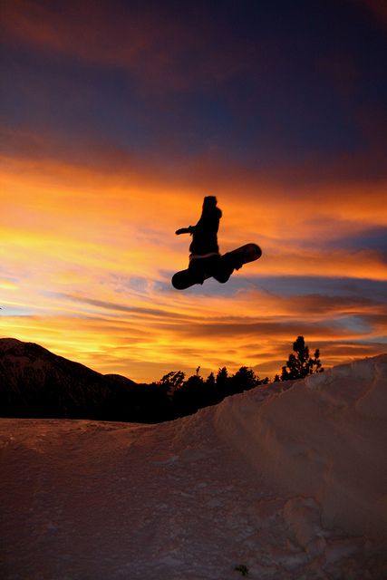 Jones Snowboard, Snowboarding Pics, Snowboarding Pictures, Snowboarding Photography, Snowboarding Aesthetic, Skiing Aesthetic, Ski Aesthetic, Snow Boarding, Snowboarding Style