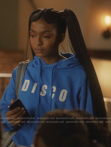 Zoey’s blue Disco hoodie on Grown-ish. Outfit Details: https://wornontv.net/211111/ #Grown-ish Zoey Grownish Outfits, Grownish Zoey Outfits, Grownish Zoey Hairstyles, Grown Ish Hairstyles, Grownish Hairstyles, Zoey Johnson Hairstyles, Grownish Outfits, Yara Shahidi Style, Zoey Johnson