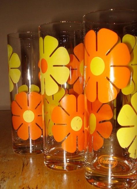 70's glasses 1970 Decor, Flower Glasses, Vasos Vintage, 1970s Childhood, Vintage Drinking Glasses, Cottage Vintage, Glass Ware, Mod Vintage, Deco Retro