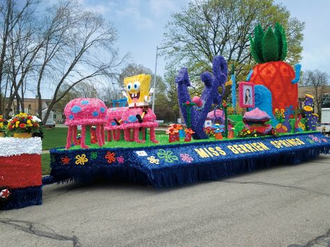 Fun Parade Float! SpongeBob SquarePants #paradefloats #floats #parades… Cartoon Parade Float Ideas, Spongebob Parade Float, Floats For Parade, Float Themes, Parade Float Ideas, Homecoming Poster Ideas, Carnival Floats, Homecoming Floats, Christmas Parade Floats