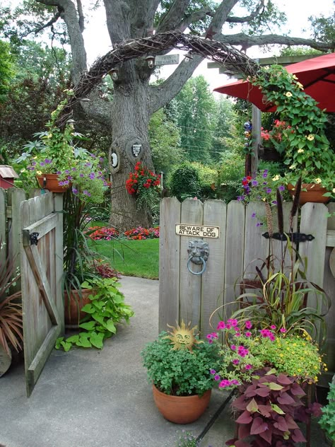 Small Yard Design, Cottage Garden Design, Garden Entrance, Garden Area, The Secret Garden, Garden Yard Ideas, Garden Cottage, Rustic Gardens, Garden Gates