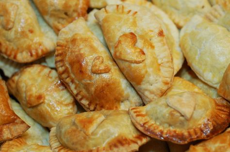 Gluten Free Empanadas, Samosas Recipe, Baked Samosa, Soy Free Desserts, Chicken Empanadas, American Kitchen, Baked Fries, Empanadas Recipe, Danish Food