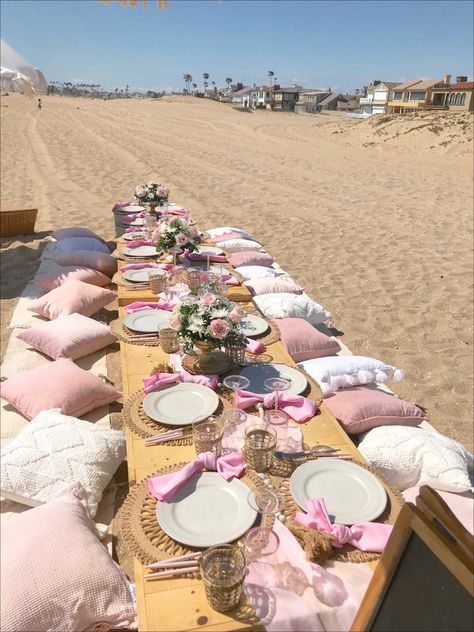 18th Birthday Party Ideas At The Beach, Beach Picnic Party Table Settings, 25th Birthday Picnic, Pink Beach Birthday Party, Pink Beach Picnic, Sweet 16 Beach Party, Beach Party Set Up, Beach Picnic Birthday Party, Pink Beach Birthday