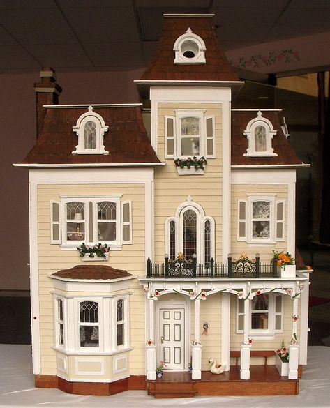 Beacon Hill Dollhouse, Dollhouse Design, Mini Houses, Doll House Plans, Dollhouse Projects, Casas The Sims 4, Victorian Dollhouse, Sims House Plans, Dolls Houses