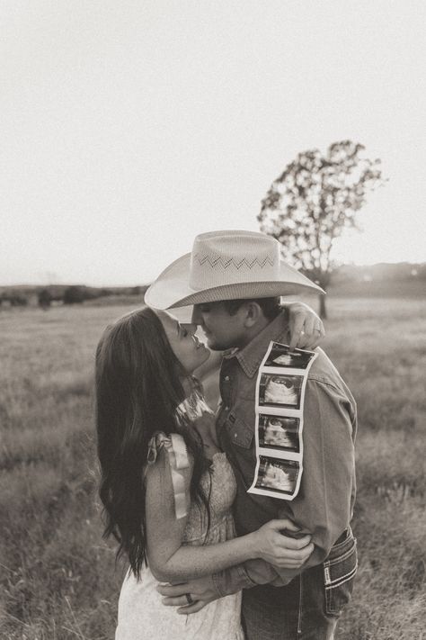 Western Baby Announcement Photos, Camping Pregnancy Announcement, Baby Announcing Photoshoot Ideas, Pregnancy Announcement Country, Cowboy Maternity Pictures, Western Baby Announcement Ideas, Pregnancy Announcement Western, Pregnancy Announcement Poses, Farm Pregnancy Announcement