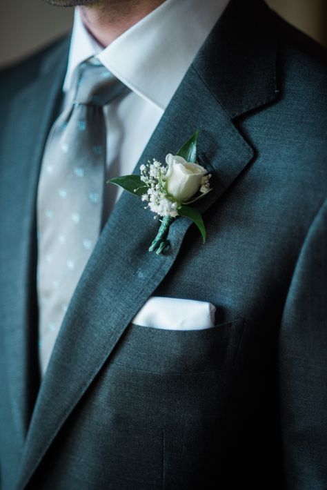 Small Boutonniere Wedding, Simple White Rose Boutineer, Mothers Boutonniere Wedding, Small Rose Boutonniere, Best Man Boutonniere, Boutinere Ideas Groomsmen White, Rose Bud Boutonniere, Small Bouteniers, Groom And Groomsmen Boutonnieres