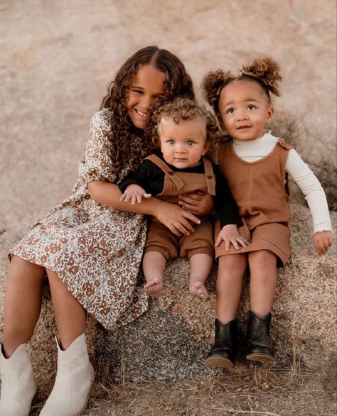 Fluellen Fam, Creative Photoshoot Ideas, Four Kids, Fall Mini, Future Mom, Family Photo Outfits, Photo Outfit, Fall Family, Family Photoshoot