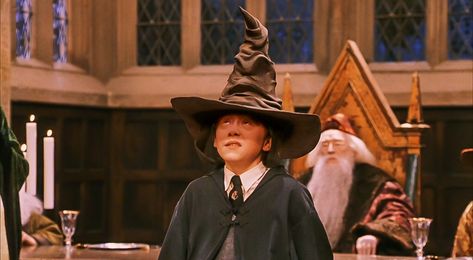 Harry Potter and the Sorcerer’s Stone - Ron. Another Weasley.... Gryffindor! Sorting Hat Song, Hogwarts Sorting Quiz, Harry Potter House Quiz, Which Hogwarts House, Matthew Lewis, Harry Potter Set, Gender Issues, Harry Potte, Harry Potter Gif