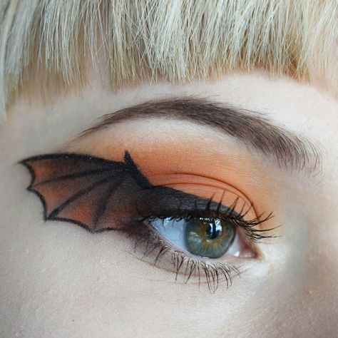 game of thrones inspired dragon wing eye makeup look Dragon Eye Makeup Halloween, Simple Dragon Makeup, How To Train Your Dragon Makeup, Easy Dragon Makeup, Dragon Makeup Look Easy, Dragon Inspired Makeup, Dragon Makeup Halloween, Dragon Eye Makeup, Dragon Eyeliner