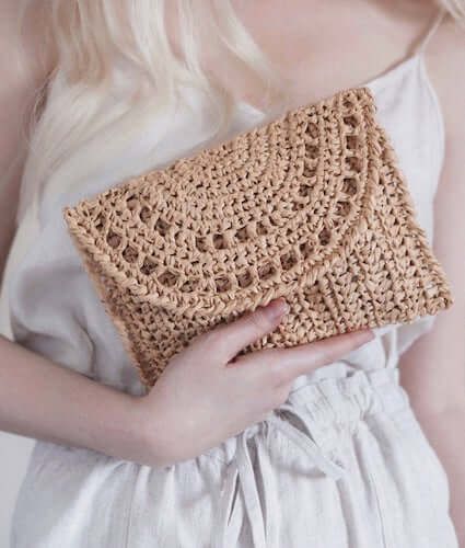 Crochet Clutch Free Pattern, Cute Crochet Bags, Be Patterns, Rafia Bags, Small Bag Pattern, Sling Bag Crochet, Raffia Purse, Crochet Clutch Pattern, Free Crochet Bag Patterns