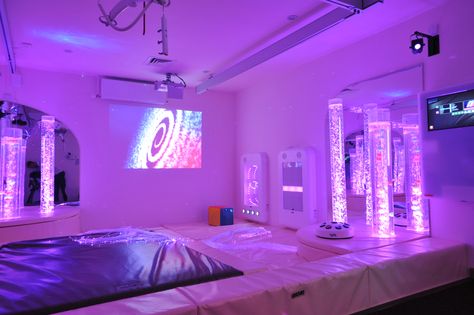 Sensory Magic uses the colours in the projected image to co-ordinate the rest of the room. Vaporwave House, Utopia Ideas, Tw Aesthetic, Futuristic Rooms, Immersive Room, Sensory Bedroom, Back Bar Design, Futuristic Bedroom, Dr Ideas