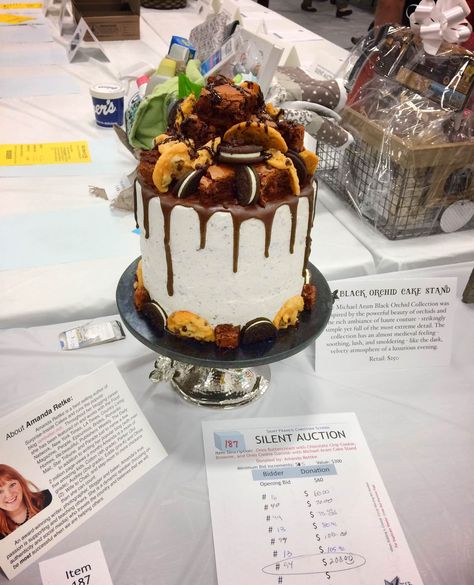 $200 at Auction! It's a delicious cake! Chocolate And White Cake, Cakes To Make At Home, Brownie Bits, Oreo Chocolate Cake, Dessert Auction, Chocolate Chip Cookie Cake Recipe, Brownie Oreo, Ultimate Brownies, Oreo Stuffed Chocolate Chip Cookies