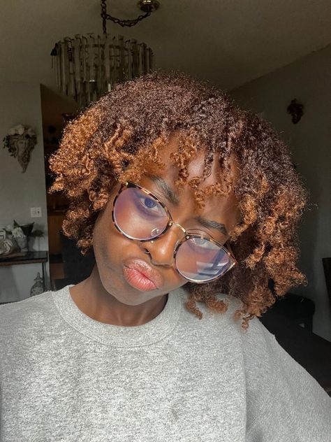 Dyed 4c Natural Hair Ombre, Brown And Blonde 4c Hair, 4c Hair Dye Ideas, 4c Dyed Hair Natural Brown, Dyed Brown 4c Hair, Honey Blonde Highlights On Brown Hair 4c, Honey Brown 4c Hair, Bleached Afro Hair Black Women, Honey Brown Hair Color