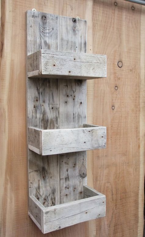 Scrap Wood Projects Diy Easy, Simple Pallet Projects, Pallet Wood Shelves, Koti Diy, Bathroom Storage Shelves, Rustic Storage, Pallet Shelves, Into The Wood, Wooden Pallet Projects