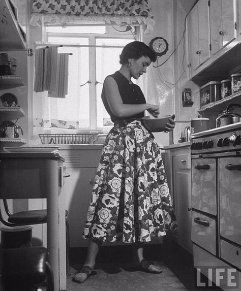 vintage everyday: Vintage Housewives – 32 Lovely Photos Show Young Women Working Housework in the 1940s-50s Vintage Housewife, Retro Housewife, Career Girl, Look Retro, Fashion Goals, Retro Mode, Vintage Life, Moda Vintage, Look Vintage