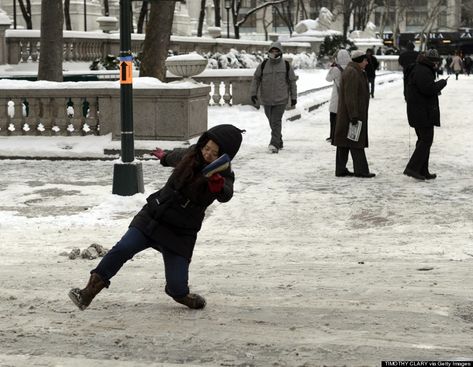 These Photos Of New Yorkers Slipping And Falling On Fifth Avenue Will Make You Want To Stay Inside | HuffPost Life Is Funny, Funny People Falling, Ice Video, Fall Humor, Slip And Fall, Fall Pictures, Kids Sleep, Having A Bad Day, Life Humor