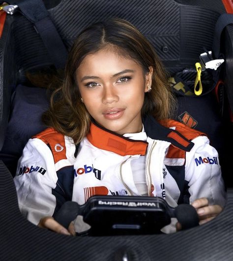 Female Driver F1, Women Race Car Drivers, Women In Motorsport, Female F1 Drivers, F1 Training, Dopamine Boost, Gp Explorer, F1 Academy, Female Race Car Driver