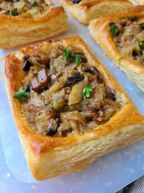 Pretty Puff Pastry, Savoury Puff Pastry Tart, Savoury Puff Pastry, Puff Pastry Savory, Savory Puff Pastry Braids, Savory Danish Pastry, Lamb Puff Pastry, Meat Filled Puff Pastry, Lamb Pie Puff Pastries