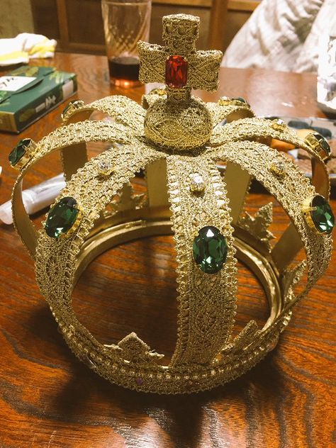 Why not make your own crown? It’s surprisingly easy and you deserve it | SoraNews24 Make Your Own Crown, Crown Centerpiece, Crown Decor, Medieval Party, Pretty Crafts, Crown Crafts, Christmas Program, Diy Crown, Alice In Wonderland Tea Party