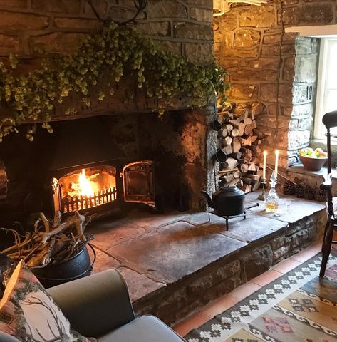 Salons Cottage, Drawing Rooms, Deco Champetre, Casa Vintage, Dream Cottage, Cottage Interiors, Home Fireplace, Decoration Inspiration, A Living Room