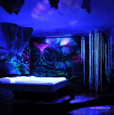 This incredible talent does glow-in-the-dark murals.  The scenes are reminiscent of Avatar and the cosmos.  Would definitely commission her to do my whole house! Glow In The Dark Room, Black Light Room, Avatar Theme, Space Themed Room, Creative Wall Painting, Dark Paintings, Bedroom Murals, Teen Girl Bedroom, Dreamy Landscapes