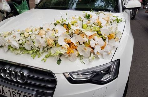 Wedding Car Deco Simple, Car Wedding Decoration, Wedding Car Deco, Decoration With Flowers, Wedding Badges, Bridal Car, Car Wedding, White Flower Arrangements, Wedding Car Decorations