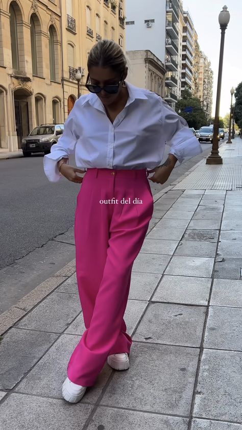 Pink Business Pants Outfit, Colourful Chic Outfits, Look Pantalon Rose, Pinke Hose Outfit, Pink Trousers Outfit Work Attire, Fuchsia Pants Outfit, Pink Trousers Outfit Classy, How To Style Pink Pants, Pink Pants Outfit Street Style