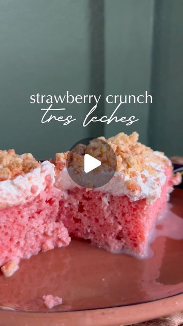 ɢᴇɴᴇᴠɪᴇᴠᴇ ᴄᴀʀʀᴀɴᴢᴀ on Instagram: "Strawberry Cruch Tres Leches Cake 🍓🍓🍰 • • Cake: follow box instructions replace water with milk Tres leches: 1 evaporated milk, 1 condensed milk, 2 cups strawberries Whip cream: 2 cups heavy whipping cream, 3 tbsp sugar, 1 tbsp vanilla Crunch: gold Oreos, strawberry jello, melted butter  Bake 350 for 45 min • • #tresleches #mexicancake #mexicanfood #strawberrycrunch #postres #cake #easy #receta #easyrecipe #mexicanrecipes #desserts #recipeshare #simplerecipes #explorepage" Tres Leches Cake Strawberry, Gold Oreos, Easy Tres Leches Cake, Strawberry Crunch Cake, Mexican Cake, Strawberry Crunch, Strawberry Whipped Cream, Leches Cake, Crunch Cake