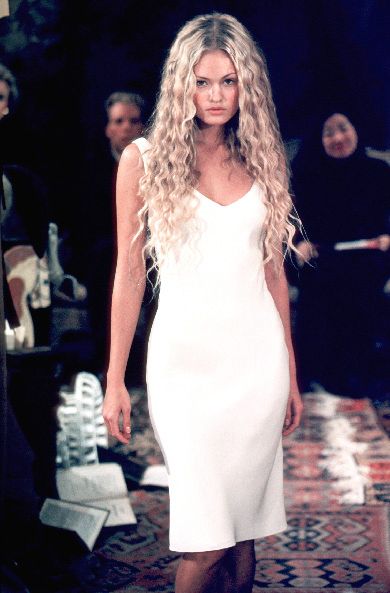 Christian Dior 1996-2002: Galliano's Early Days | Page 16 | the Fashion Spot 90s Runway Fashion Dior, Dior White Dress, Actual Y2k, Runway Moments, Galliano Dior, 90s Y2k Fashion, 90s Runway Fashion, 90's Fashion, Iconic Dresses