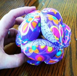 Amish puzzle ball tutorial! Perfect for the baby to grasp and it wont hurt when he whacks himself in the head with it :) Amish Puzzle Ball, Best Toddler Toys, Baby Toys Diy, Baby Ball, Diy Bebe, Toys Diy, Stitch Work, Chicken Scratch, Baby Sewing Projects