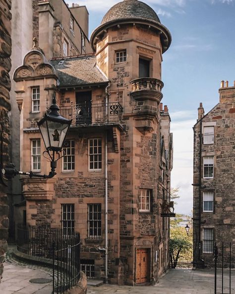 VisitScotland on Twitter: "Have YOU found this gem tucked away down Lady Stair's Close? 💎📚 #UNESCOTrail 📍 The Writers' Museum, @edinburgh 📷 IG/myedinburgh https://t.co/Ay57PBDFgp" / Twitter Edinburgh Writers Museum, Writers Museum Edinburgh, Edinburgh Buildings, Howl Pendragon, Beautiful Scotland, London Attractions, Interesting Buildings, England And Scotland, Edinburgh Scotland