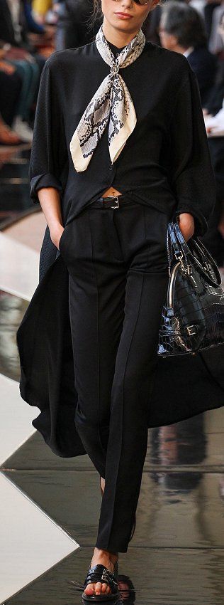 How to wear a scarf, all black outfit, classic chic, minimalist style, classy style Minimalisticky Chic, Street Mode, Mode Tips, Woman Walking, How To Wear A Scarf, Summer Work Outfits, Looks Street Style, Simply Chic, How To Wear Scarves