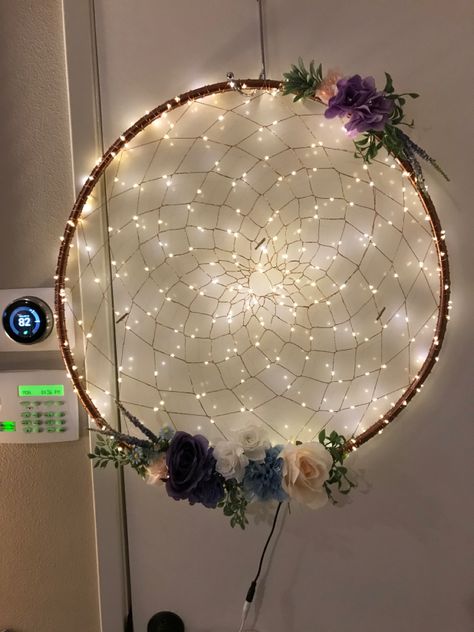 Diy Fairy Lights Decor, Hula Hoop Decoration, Hula Hoop Chandelier, Fairy Lights Diy, Installation Ideas, Fairy Lights Decor, Fake Flower Bouquet, Light Angel, Acrylic Painting Diy