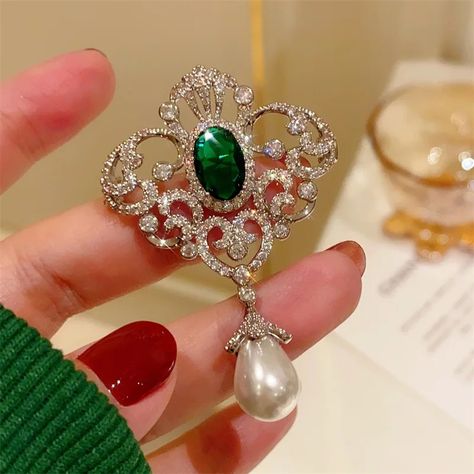 Emerald Brooch Pin for Women Luxury Jewelry Big Gemstone Crown Lapel Pins Accessories Pearl Pendant Breastpin Anniversary Gift - AliExpress 36 Elegant Vintage Dresses, Pearl Crown, Bag Scarf, Big Pearl, Dress Hat, Gold Gift, Copper Material, Pearl Brooch, Vintage Jewels