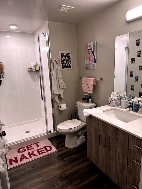 College Apartment Bathroom, Vibey Apartment, College Bathroom, Bathroom Dorm, Girl Bathroom, College House Decor, Girly Bathroom, Dorm Bathroom, Bathrooms Ideas