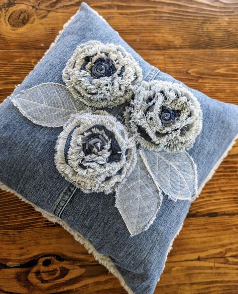 Denim Roses, Denim Pillow, Couch Bedroom, Denim Crafts Diy, Bedroom Pillow, Blue Jeans Crafts, Denim And Diamonds, Sewing Circles, Denim Quilt