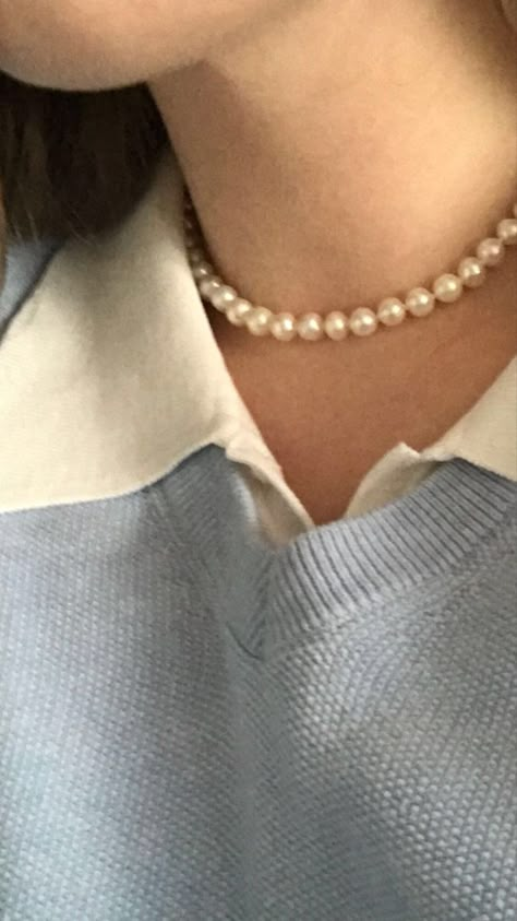 Purl Necklace Aesthetic, Preppy Pearl Necklace, Perl Neckles Outfit, Coquet Aesthetic Outfits, Old Money Pearl Necklace, Pearl Aesthetic Outfit, White Pearl Necklace Outfit, Perl Neckles Aesthetic, Pearl Aesthetic Necklace