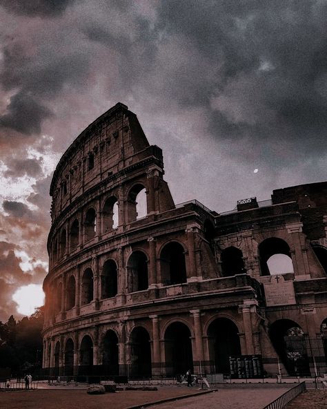 Brown Aesthetic Architecture, Rome Dark Aesthetic, Rome Aesthetic Vintage, Old Buildings Aesthetic, Europa Aesthetic, Allison Core, Old Abandoned Buildings, Adventure Aesthetic, Dark City