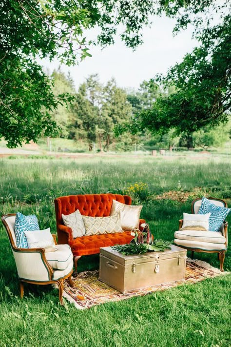 Wedding Lounges, Wedding Lounge Area, Diy Wedding Inspiration, Vintage Couch, Wedding Lounge, Wedding Furniture, Country Vintage, North Country, Art Deco Wedding