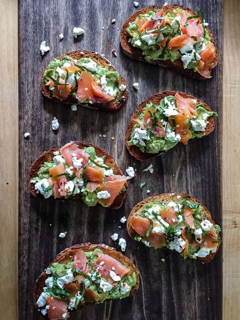 Salmon And Goat Cheese, Cheese Avocado Toast, Salmon Toast, Salmon Breakfast, Breakfast Catering, Avocado Toast Breakfast, Plats Healthy, Smoked Salmon Recipes, Avocado Toast Recipe