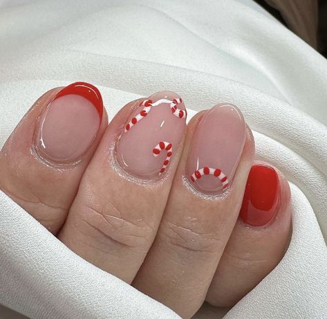 Winter Nail French, Chrimbo Nails, Candy Cain Nails, Candy Cane Nails Short, Christmas Gel Manicure, Red Accent Nails, Candy Cane Nail Designs, Candy Cane Christmas Nails, Candy Cane Nail Art